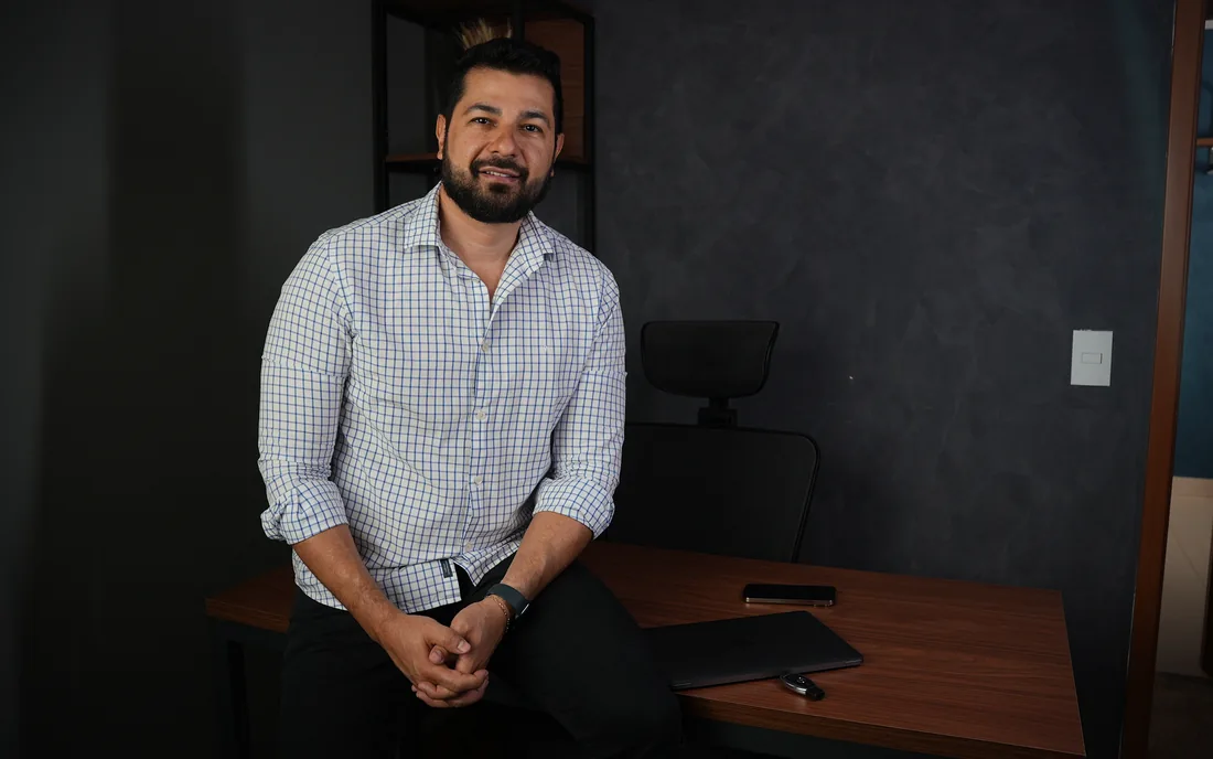 Alex Fernando em escritório